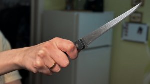 Удар в спину после застолья: мурманчанка устроила поножовщину из-за внезапной обиды на соседа