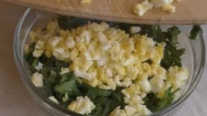 Морожу зелёные яйца с зеленью: находка для зимнего салата, от которой прыгаю до потолка