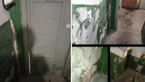 «С мусорки взяли?»: в подъезде на Чумбарова-Лучинского в Мурманске поставили дверь с огромной щелью