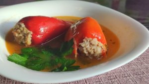 Фаршированные перцы вкуснее, чем в ресторане: секрет в 150 мл воды и тёртом замороженном масле
