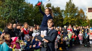 С бантами, мелом, колокольчиками: в Никеле в преддверии Дня знаний пройдёт забег «Бегом в школу»