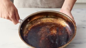 Липкий жир исчезнет за ночь: чищу сковороду стаканом соды и перекиси, и она сияет как новая