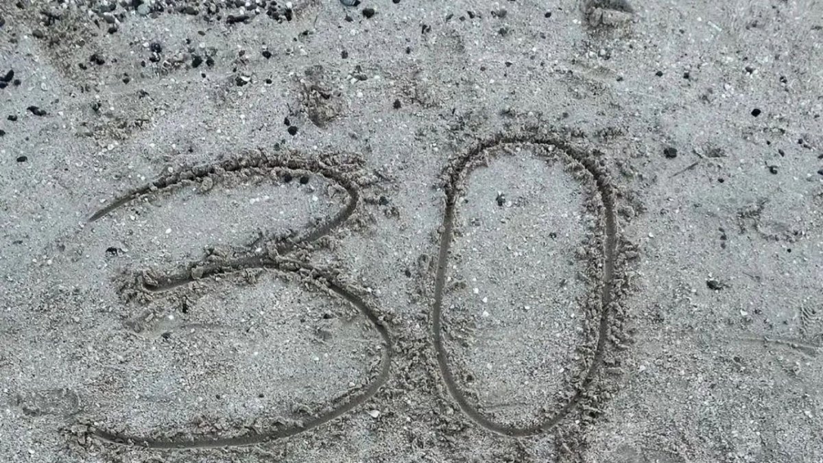 Число 30 на песке