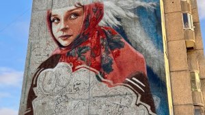 Новое место притяжения: на стене дома в Оленегорске рисуют мурал по мотивам сказки «Морозко»