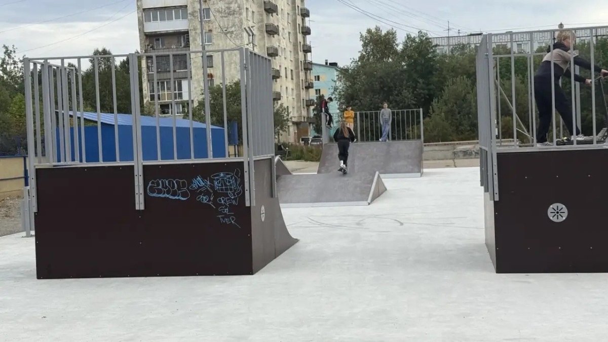 Изрисованная граффити скейт-площадка летом в населенном пункте.