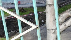 Вместо детей на площадке — траншея с июня: жителей Туломы тревожит затянувшийся ремонт труб в ДОУ