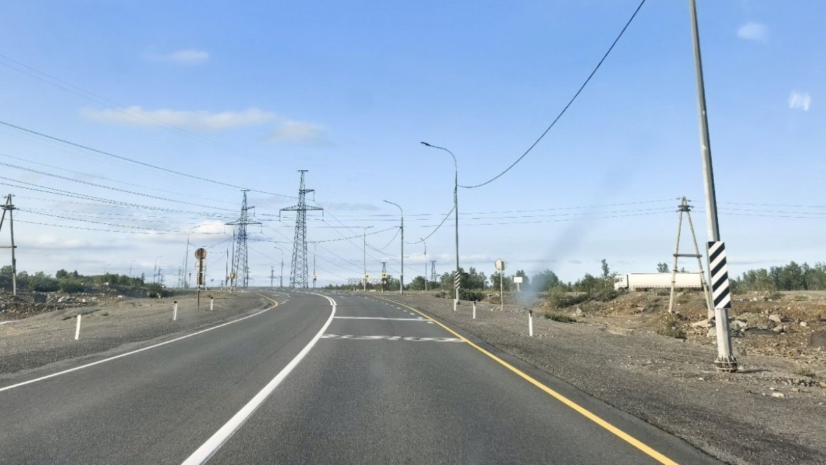 Пустая загородная трасса летом в солнечную погоду.
