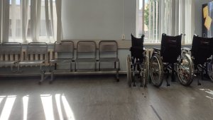 Из приемного покоя в поликлинику и обратно: мурманчанка с острой болью в ухе застряла в замкнутом круге