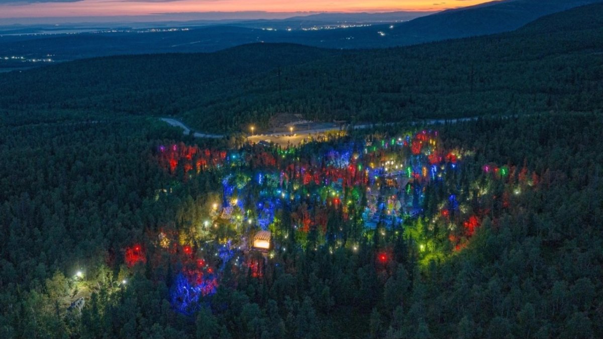 Огни арт-парка, снятые с высоты в сумерках осенью.