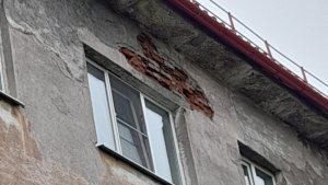 «Ждать, когда выпадет весь кирпич?»: в Мурманске фасад дома оставили с дырой под крышей
