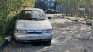 «Течет моторное масло»: в Оленегорске машину бросили прямо напротив детского сада
