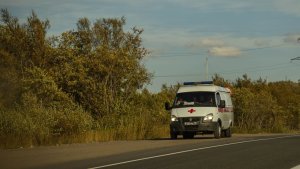 Четверо в больнице: под Мурманском на трассе «Кола» легковушка на скорости улетела в глубокий кювет