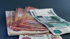 В Оленегорске вор залез в комод за сигаретами и лишил подругу всех сбережений