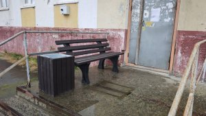 «Хватит трогать то, что поставили»: в Никеле от подъезда утащили новую урну в первый же день после установки