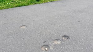 «Получил ушиб»: на набережной в Коле юный самокатчик влетел в дыру от керна в асфальте