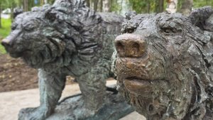 «Лес дремучий подождёт!»: бронзовым медведям у библиотеки в Апатитах посвятили стихи