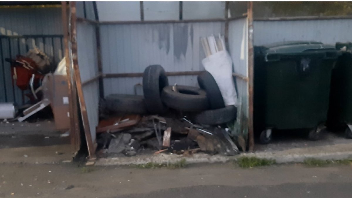 Старые автомобильные покрышки