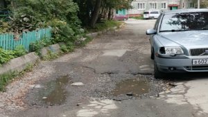 «С коляской не пройти»: во дворе Апатитов машины блокируют единственный обход огромной лужи