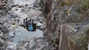 Рухнул с обрыва ночью: на трассе в Териберку внедорожник разбился о скалы, есть погибший