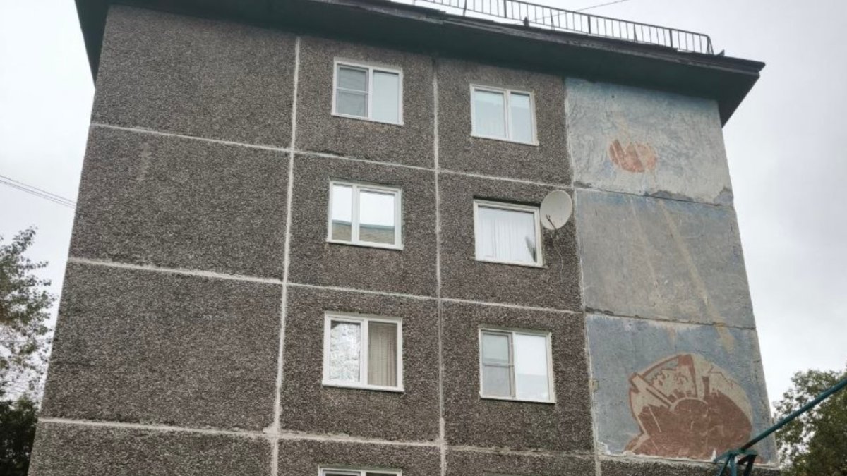 Старый рисунок на фасаде дома