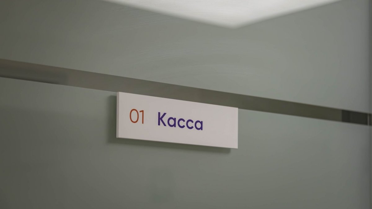 Табличка с указанием кассы висит на фоне стены.