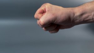 Напился и избил 70-летнего отца: в Мурманске на безработного дебошира завели два уголовных дела