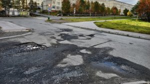 Ремонт до первого дождя: жильцы многоэтажки в Заполярном пожаловались на состояние оживлённого проезда