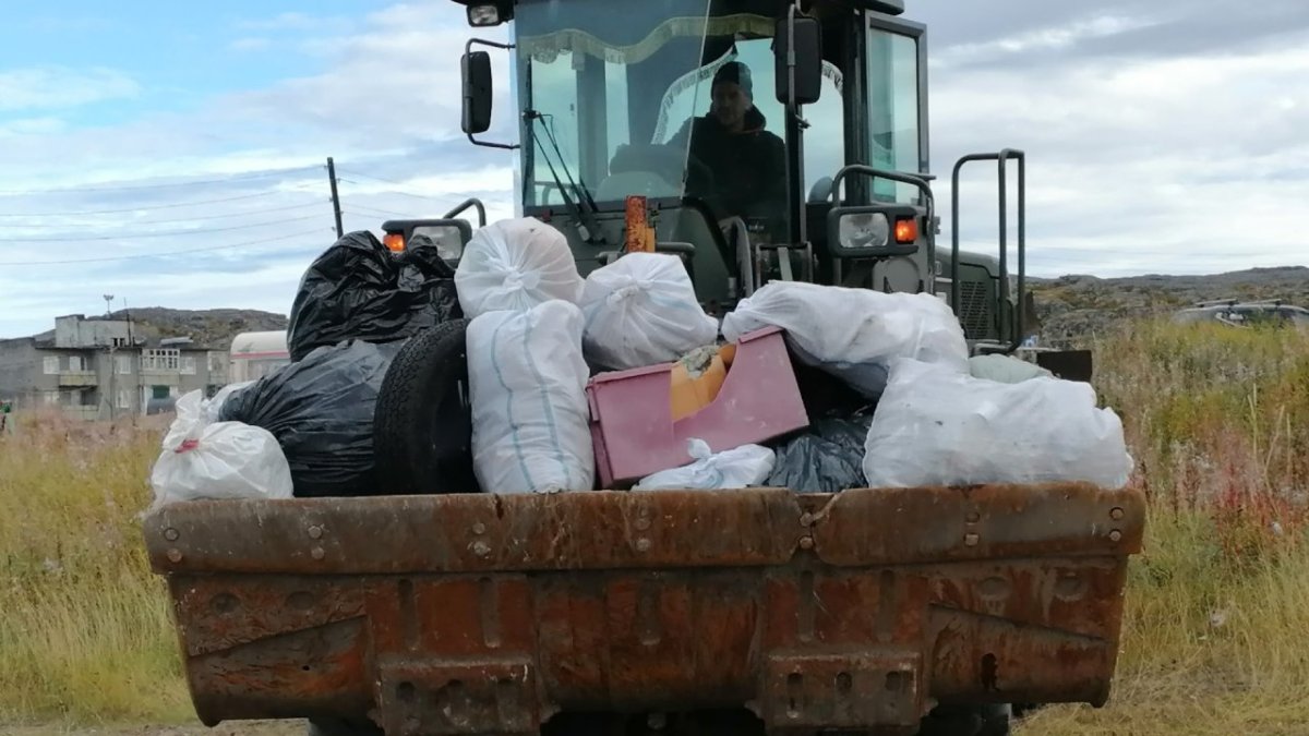 Погрузчик убирает мусор