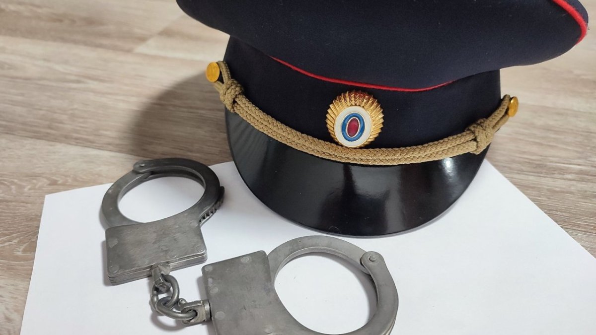 Фуражка и наручники полицейского