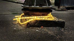 В Никеле на центральной площади уличные гирлянды сорвались со столбов