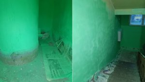 Бросили мусор и пропали: в Апатитах рабочие покрасили полэтажа в подъезде и исчезли