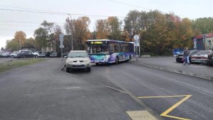 В Мурманске водители блокируют разворот автобусов на конечной «десятки»