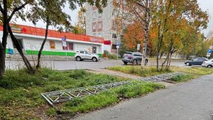 «И месяца не простоял»: в Апатитах горожане уронили мешавший им новый забор