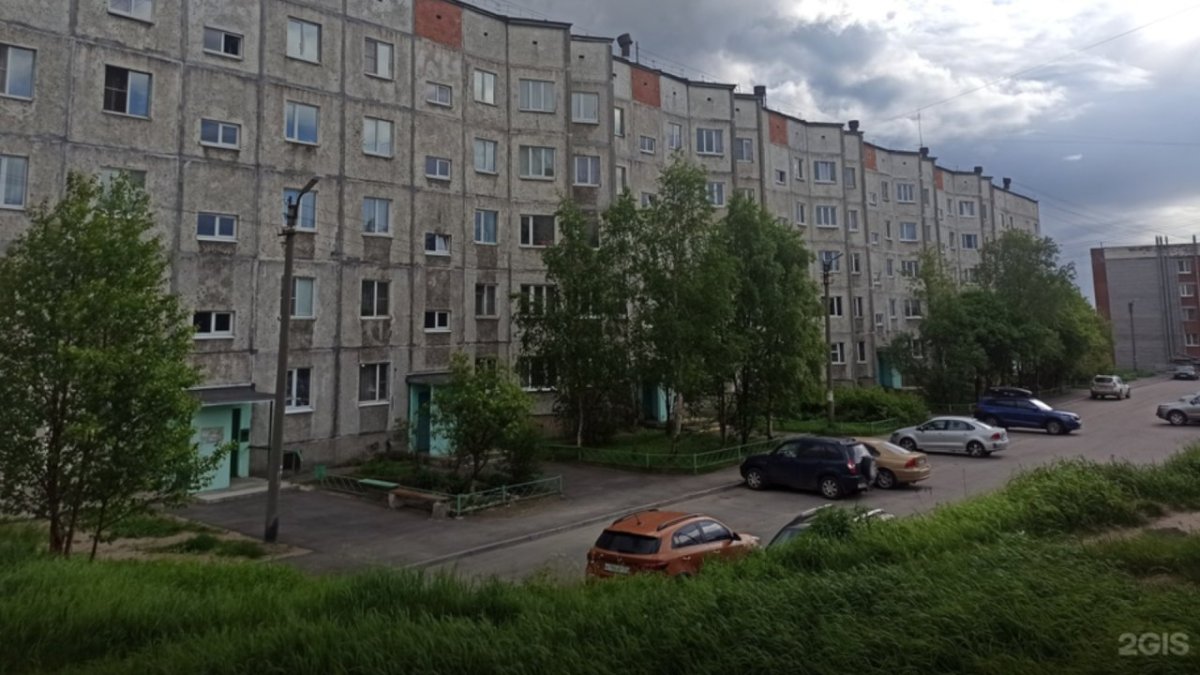 Фасад многоэтажки в Кандалакше