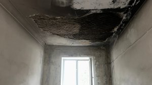 Дом-призрак после пожара: в Мурманске УК бросила жильцов в гниющей двухэтажке