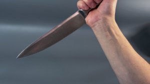 Поплатился за благородство: в Североморске пенсионер едва не зарезал заступника своей жены