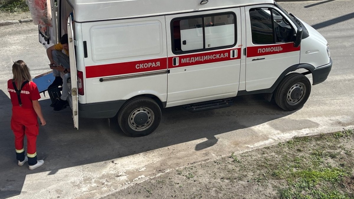 Машина скорой медицинской помощи стоит на улице летом.