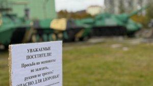 «Прыгают по броне и крутят детали»: в Полярном музейщики бьют тревогу из-за игр детей на военных орудиях
