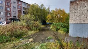 «С обратной стороны еще одно море»: кандалакшанка пожаловалась на потоп у жилого дома