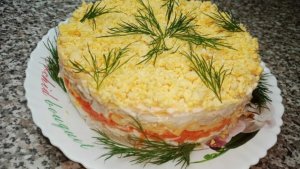 Курица, корейская морковь и кукуруза: салат «Бархатные слои» за 15 минут