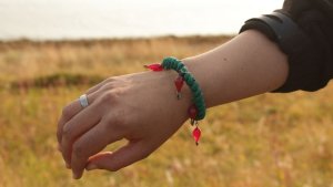 Баренцево море выбрасывает и красивое: экологи превращают мусор в необычные браслеты