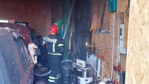 Сгорели 8 аккумуляторов: в Кандалакше вспыхнул гараж с «Лэнд Ровером», «Нивой» и мопедом