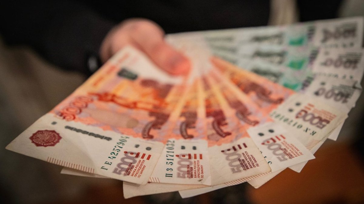 Человек держит деньги