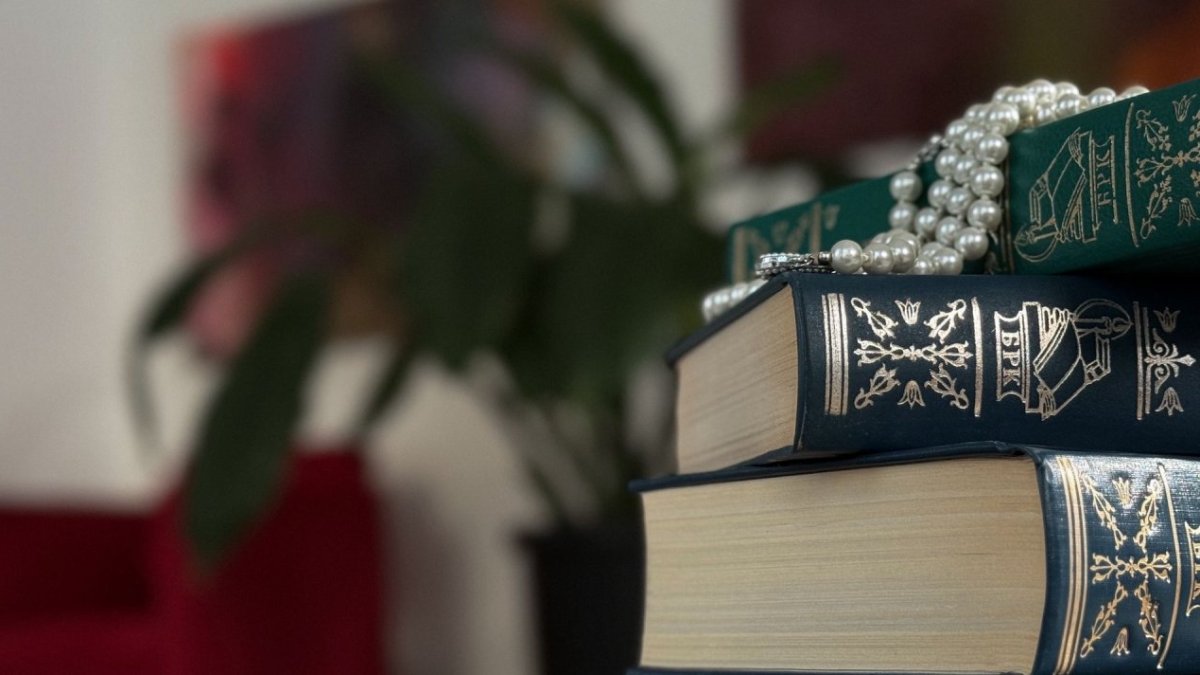Книги лежат на столе