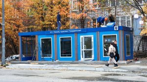 «Действительно хороший подарок»: на Гвардейском проспекте в Никеле заменили продуваемый павильон