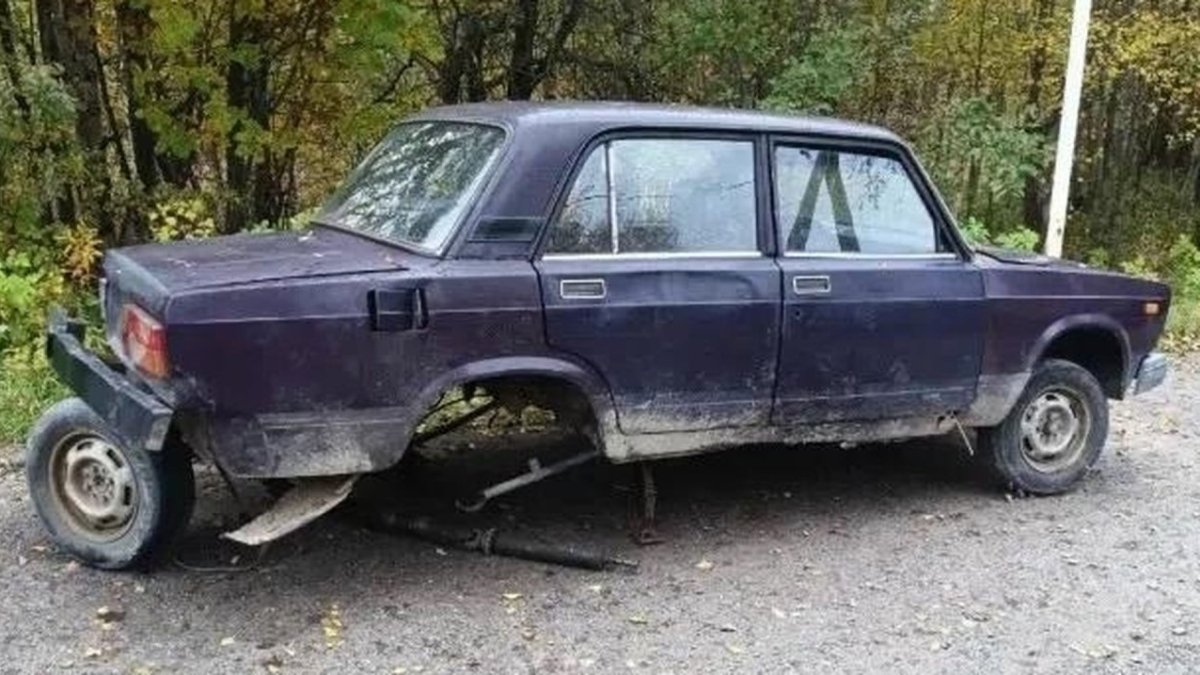Брошенный в Умбе автомобиль