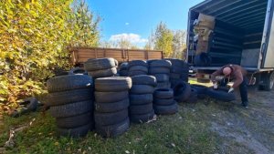 Десятки старых шин на контейнерных площадках: в Умбе объявили второй за год рейд по вывозу покрышек