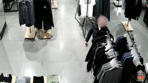 Надел и спокойно вышел: в Мурманске 37-летний рецидивист украл из торгового центра куртку за 55 тысяч рублей