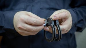 Из-за безответной любви: житель Оленегорска трижды за вечер пытался сжечь чужую квартиру