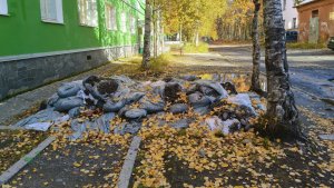 «Скоро в труху превратятся»: двор на Космонавтов в Апатитах с лета «украшают» мешки со стройматериалами